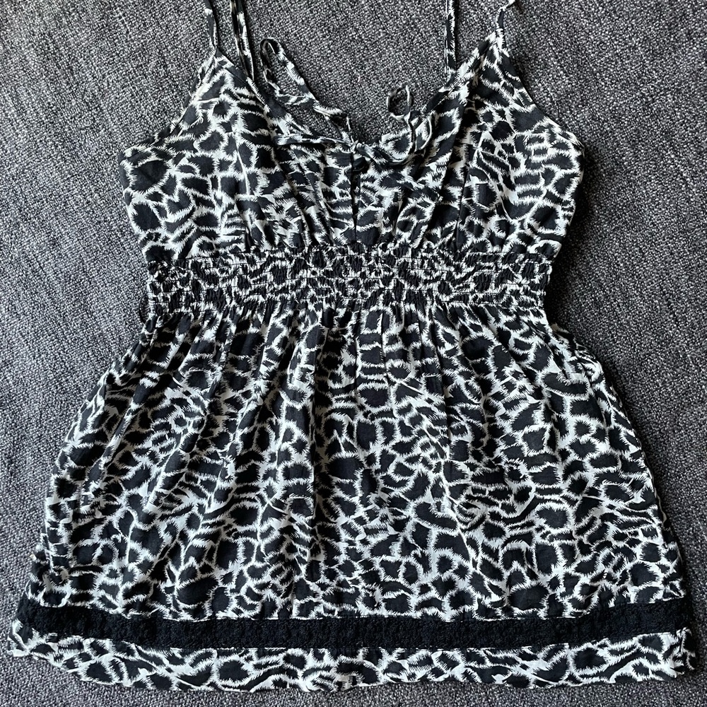 Brand: Guess. Size: S. Color: Black & White
